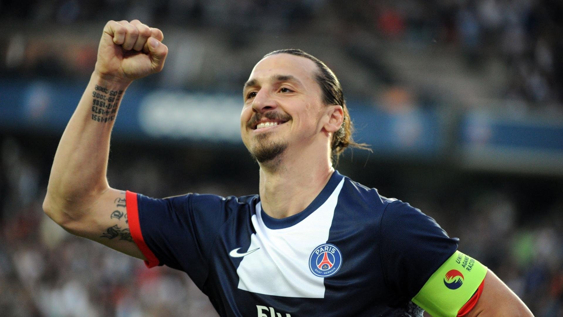 球员在国际舞台上完成个人里程碑庆祝仪式